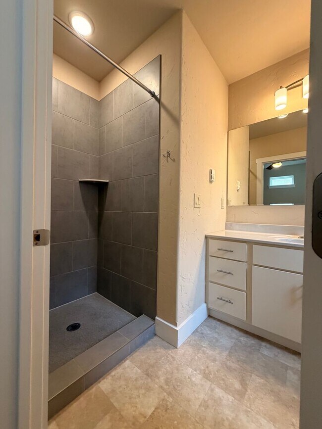 Building Photo - 525 E Kiowa St