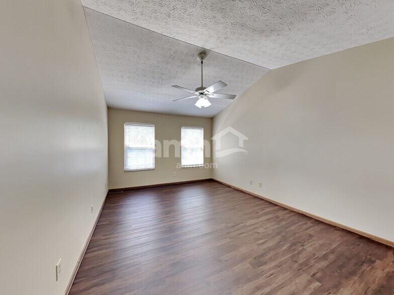 Building Photo - 2661 Hardwood Ave