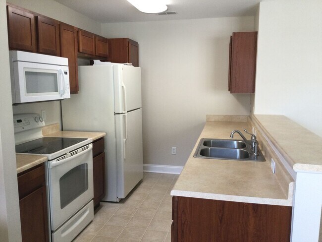 Building Photo - 3 Bedroom Townhouse in amazing location!