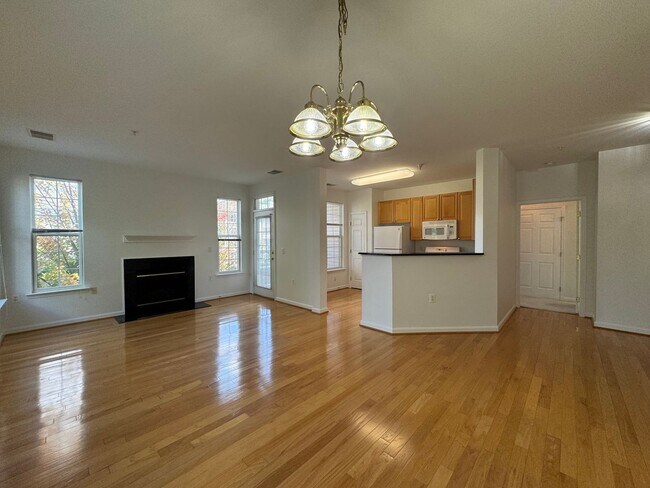 Building Photo - Bright And Cozy 3 Bed 2 Bath Condo With La...