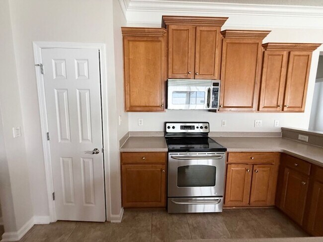 Building Photo - Spacious and well-appointed 4-bedroom, 3.5...