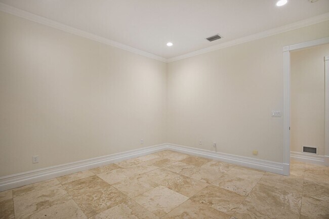 Building Photo - ** OAKES ESTATES ** 4 BED + DEN / 3.5 BATH...