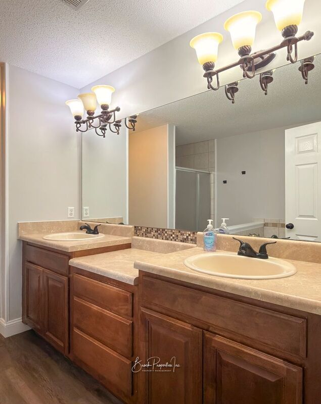 Building Photo - 2520 Southern Oaks Dr