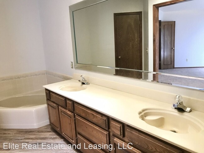 Building Photo - 3 br, 2 bath House - 10604 N. MAJOR AVE