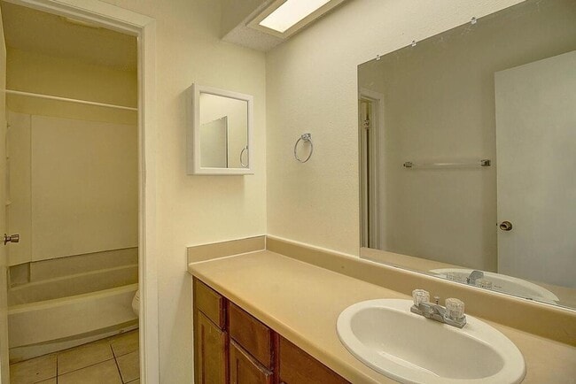 Building Photo - 2314 Capitan Dr