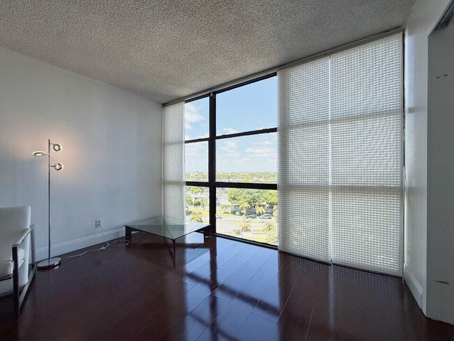 Building Photo - 800 Parkview Dr