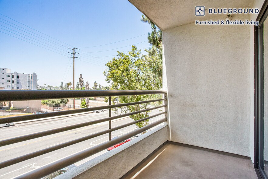 Building Photo - 10989 Bluffside Dr