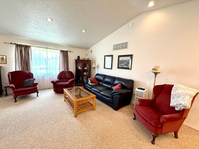 Building Photo - Charming Fully Furnished 2-Bedroom Home