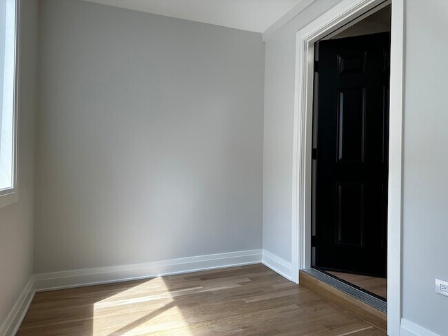Building Photo - 869 N Hermitage Ave