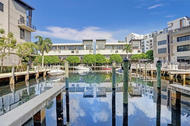 Building Photo - 516 SE 1st Cir