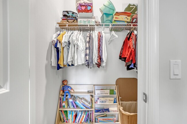 Building Photo - 4740 Chantilly Rd