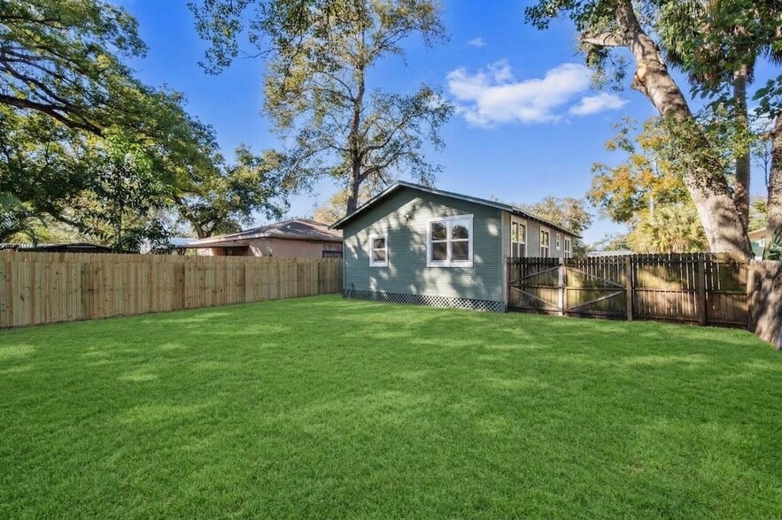 Building Photo - 309 E Selma Ave