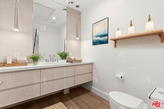 Building Photo - 1541 1/2 Hi Point St