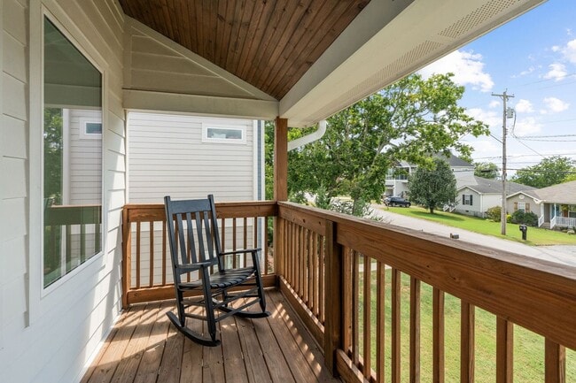 Building Photo - Stunning Rental In Charlotte Parkside