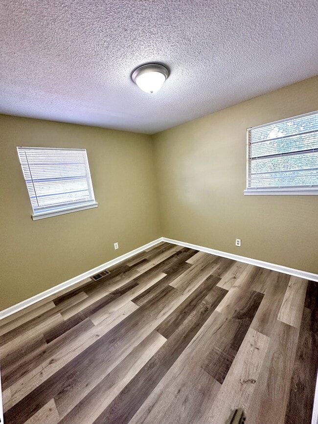 Building Photo - 2408 Powderly Ave SW