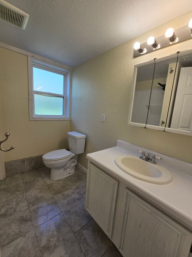 Building Photo - 1504 June Ln