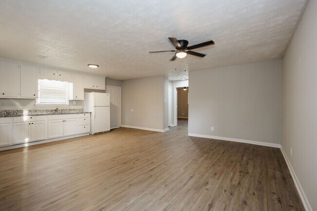 Building Photo - 1013 W Slaton Ave