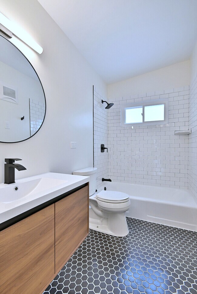 Building Photo - 6750 N Kostner Ave