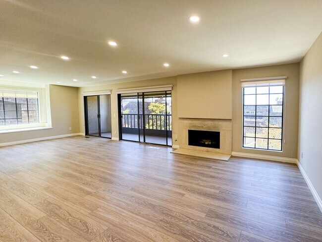 Building Photo - Luxurious Coastal Living: Fully Remodeled 3-Bed, 3.5-Bath with Ocean Views in Sea Point
