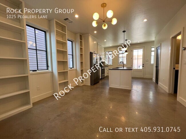 Building Photo - 1025 Pedalers Ln
