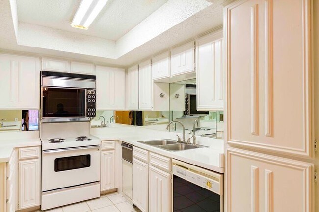 Building Photo - 817 W Rochelle Rd