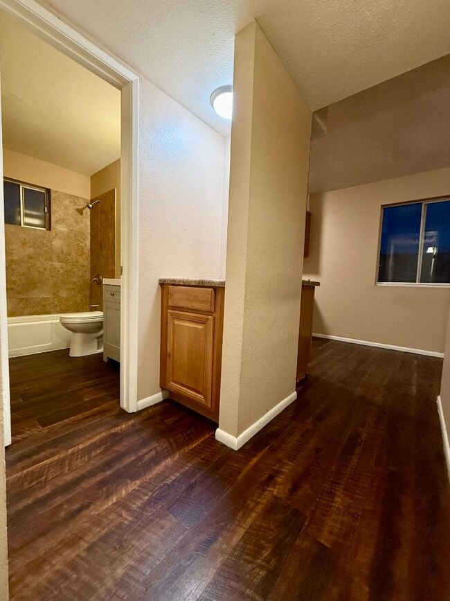 Building Photo - 825 E 5th St