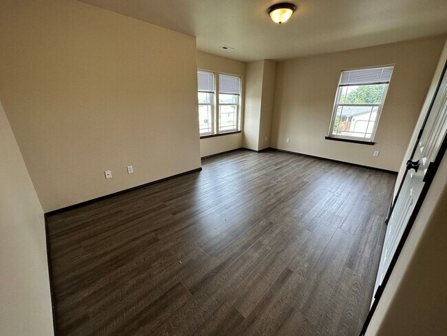 Building Photo - 2100 N Chestnut St