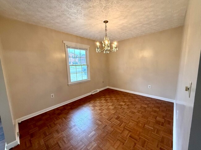 Building Photo - 303 Robin Dr