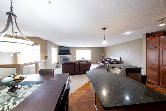 Building Photo - 6988 S Park Dr