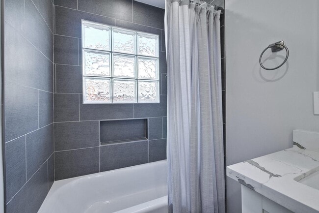 Building Photo - Beautiful 4 bedroom, 3 bath in desirable C...