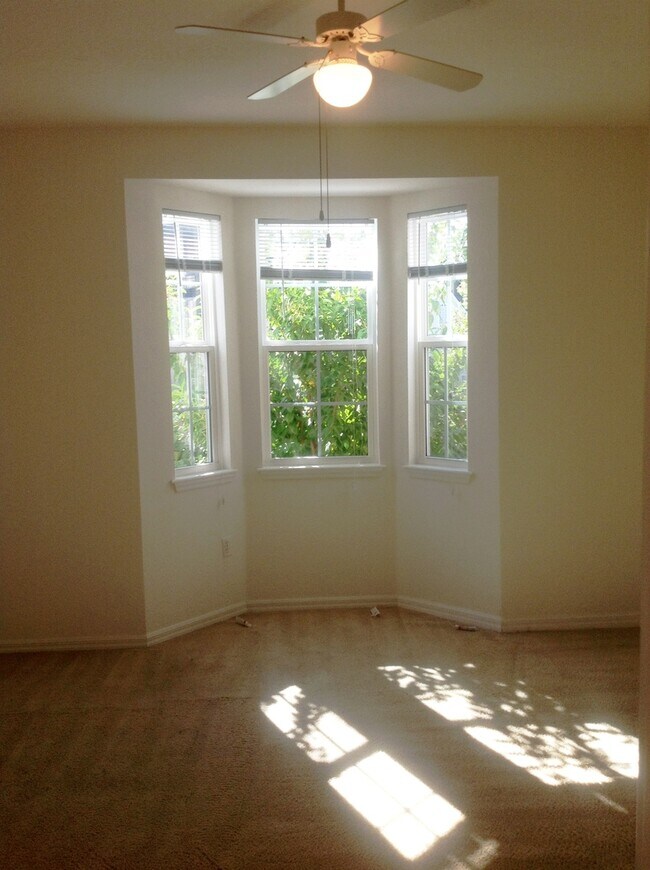 Building Photo - Hamptons At Metrowest - 2/2 Condo with balcony!!