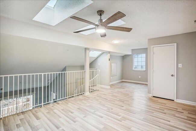 Building Photo - Great 3+2+ Loft in Germantown!