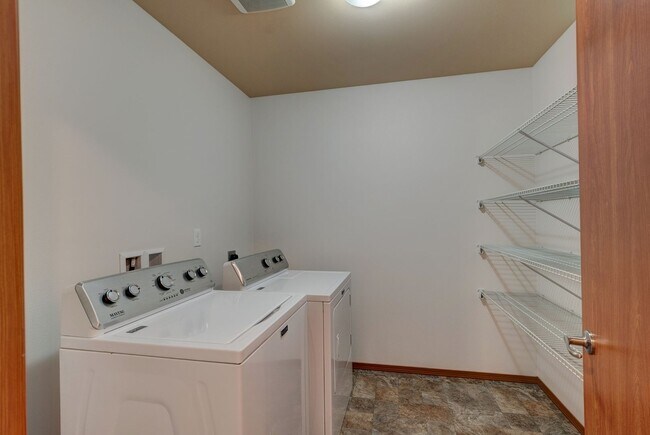 Building Photo - Conveniently Located 3 Bedroom Townhouse