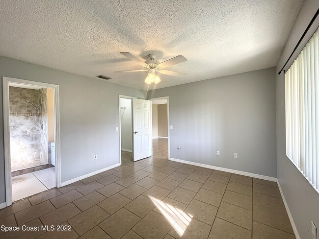 Building Photo - 11 Bogart Pl