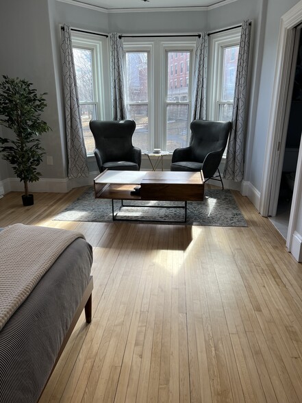 Studio Living Space - 283 Union St