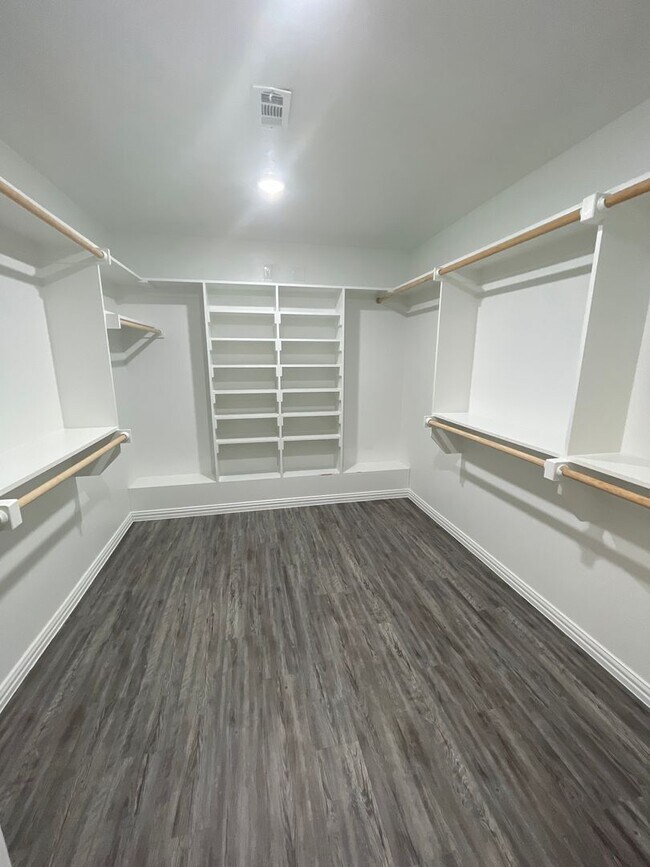 Building Photo - Spacious 3/2 with Large Lawn Area