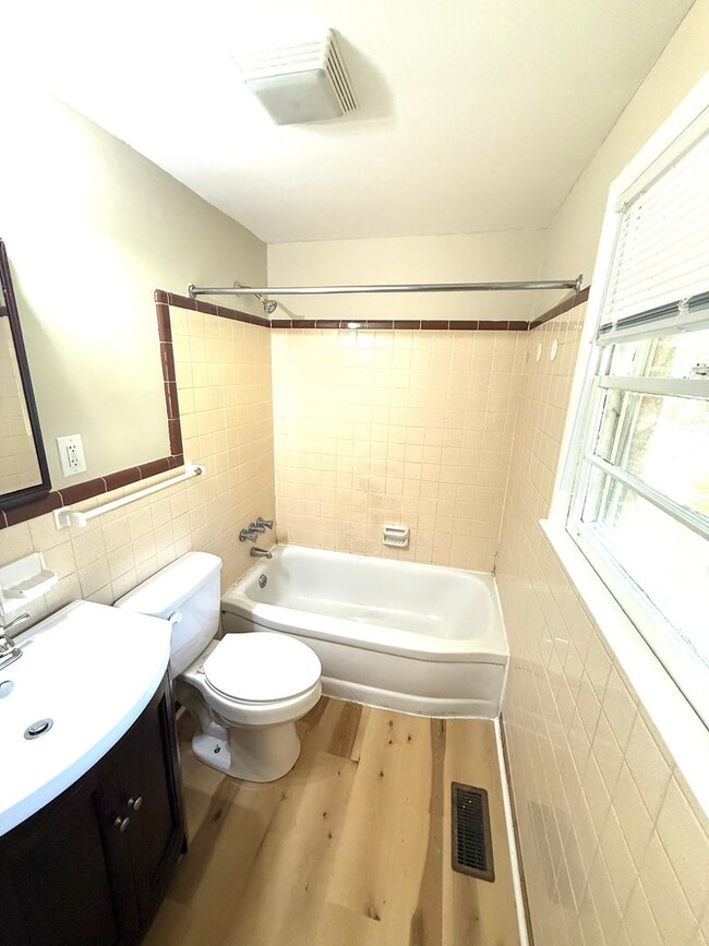 Building Photo - ** 3 Bed 2 Bath located off Perry Hill rd ...