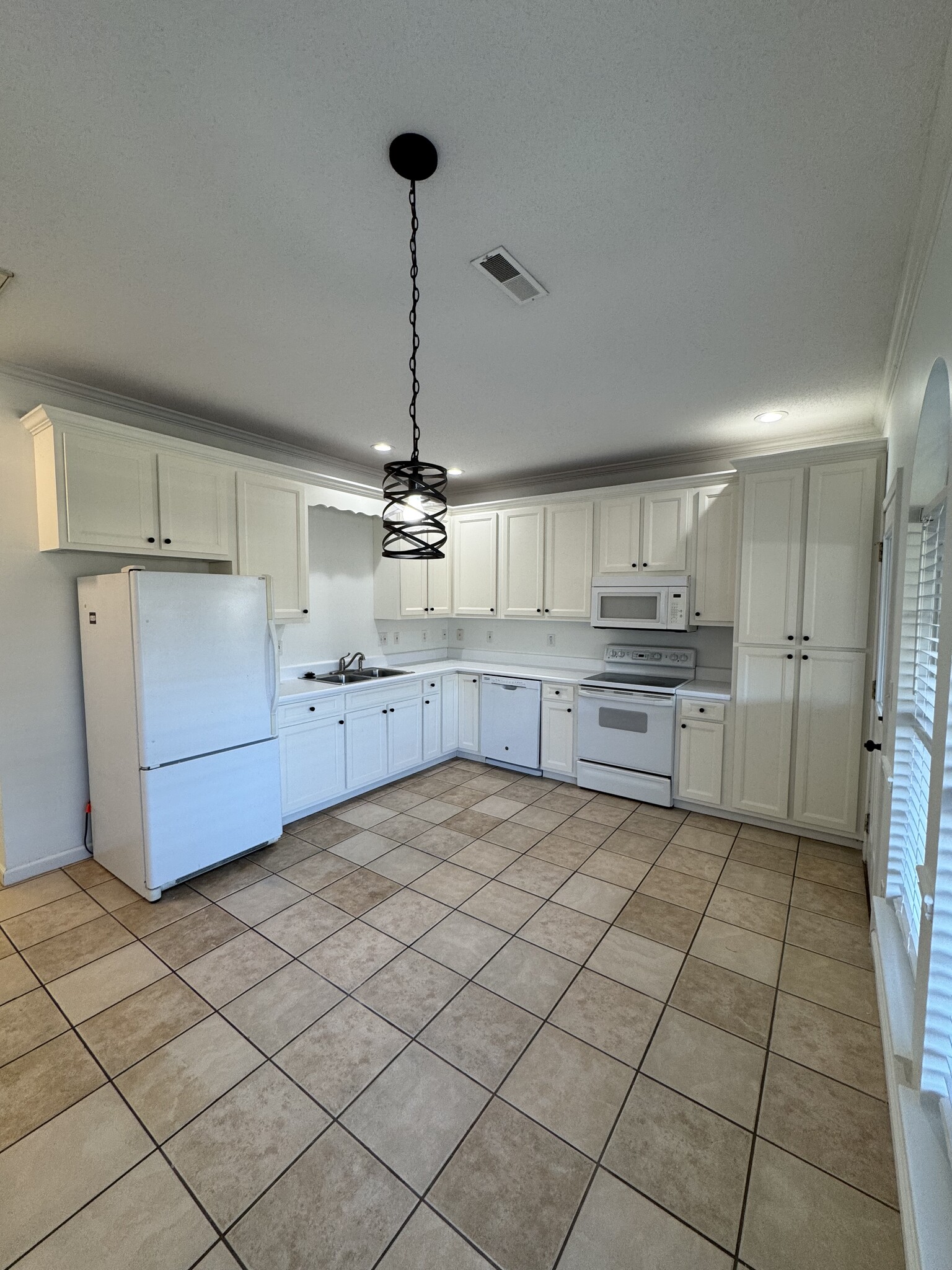 Kitchen. - 1701 Water Oak Dr