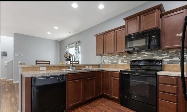 Building Photo - Large 4 bedroom home-Pet friendly!