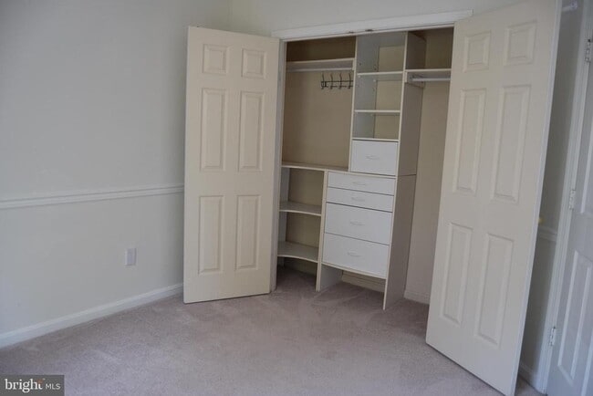 Building Photo - 44037 Kings Arms Square