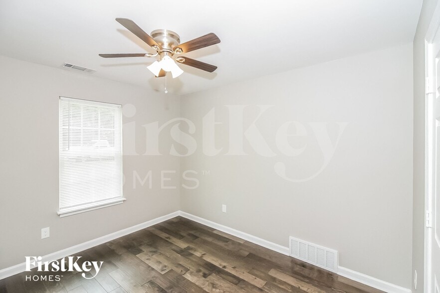 Building Photo - 6301 Green Grove Dr
