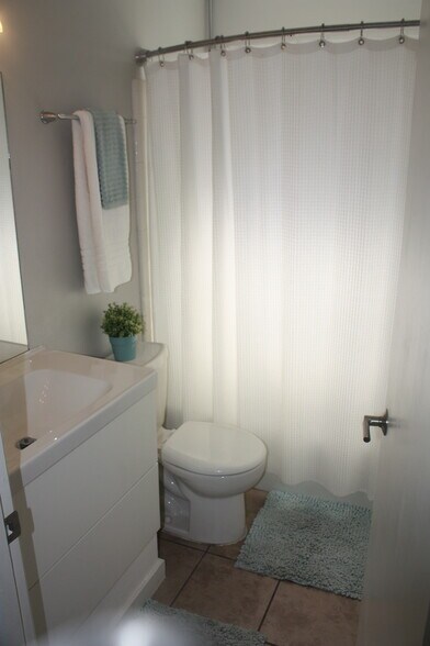 Building Photo - 3408 Dolphin Dr