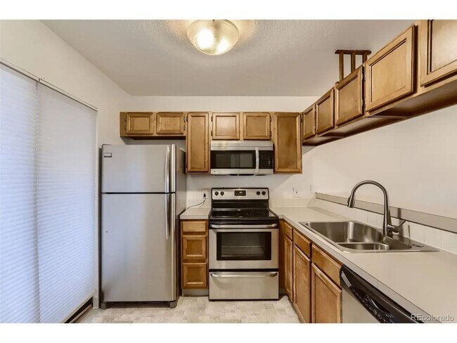 Building Photo - 1 Bedroom Condo with In-Unit Laundry and Private Patio