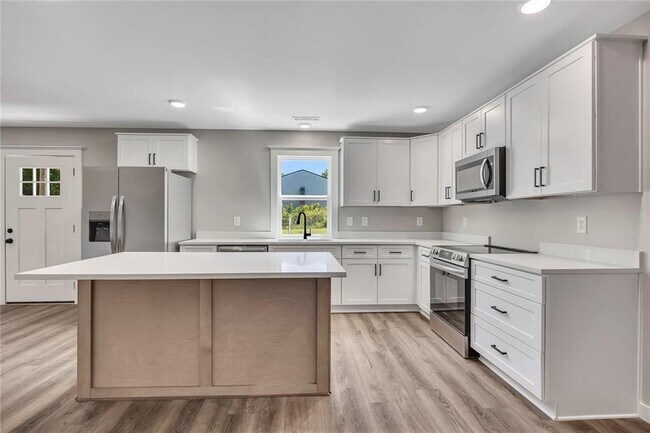 Building Photo - 411 Hardy Ave SW