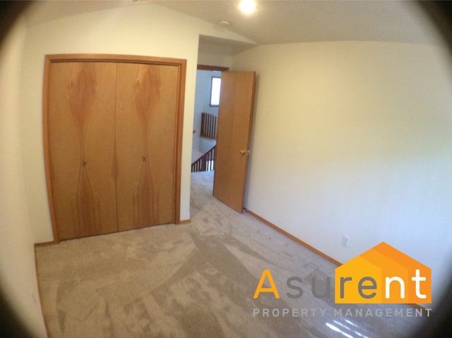 Building Photo - 2-Bedroom Townhouse Close to Hospitals, Great Private, Central Location!