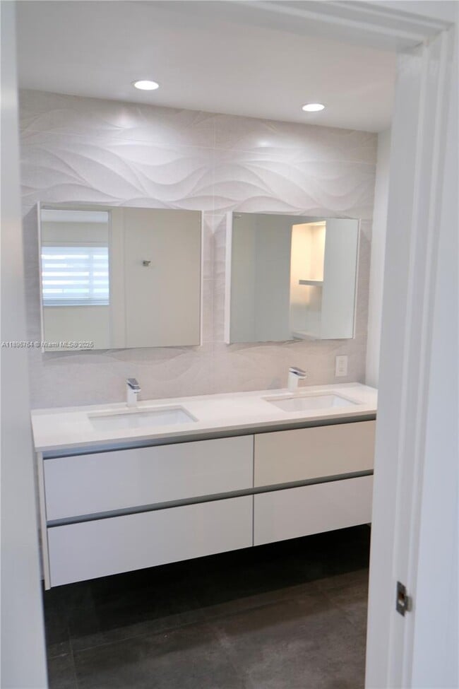 Building Photo - 4311 SW 104th Ct