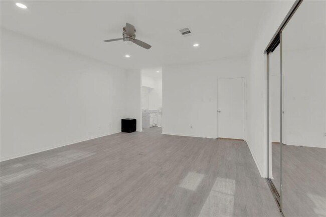 Building Photo - 4001 Tanglewilde St