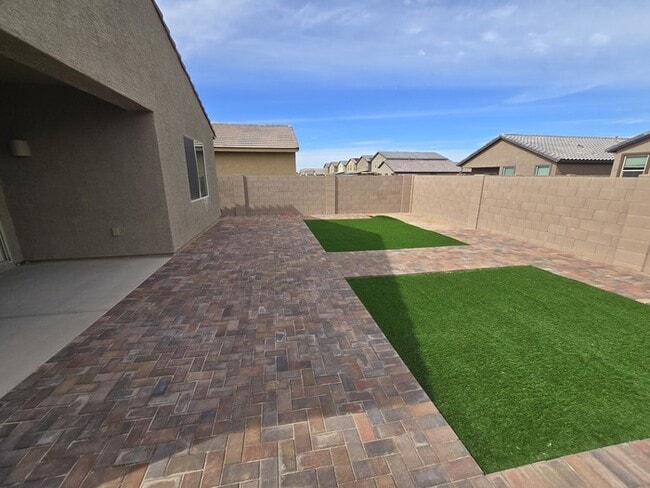 Building Photo - Freshly updated 3 bedroom/ 2 bath Home