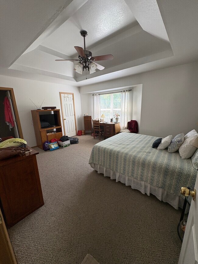 Building Photo - 725-727 Pinhook Drive