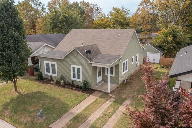 Building Photo - Freshly Updated 3 Bedroom House